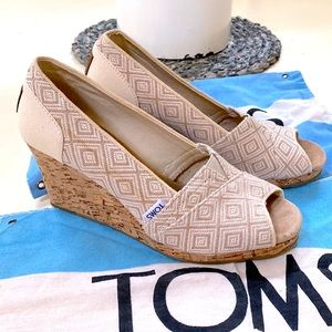TOMS WEDGE HEELS